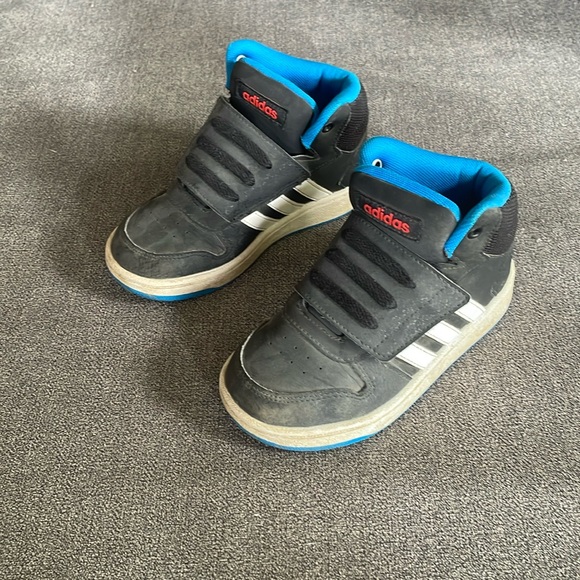 Small adidas shoes  (9K size) - Picture 1 of 7
